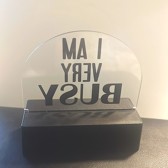 Nwt table top light LED color changing light says -“I AM VERY BUSY” w/batteries - Picture 9 of 12